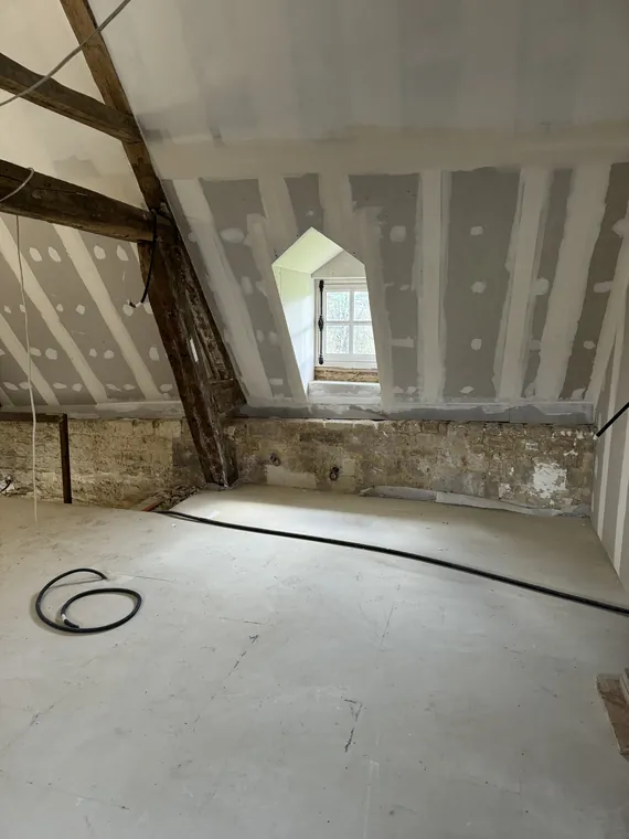 Combles, 1re passe d’enduit — chantier JOSEDO