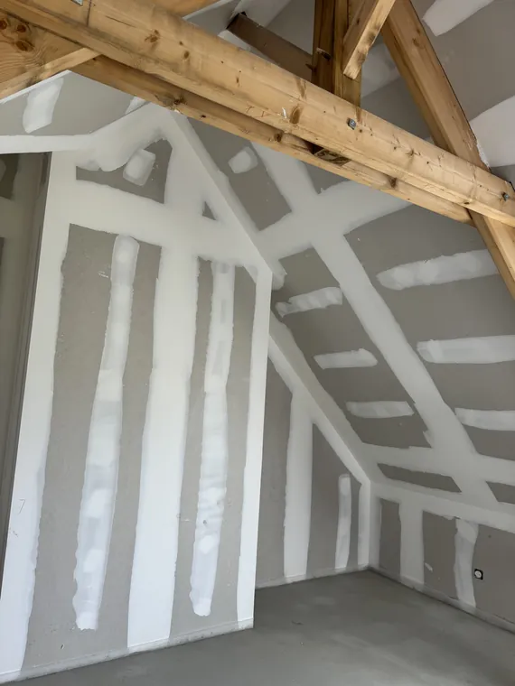 Rampants, 2e passe d’enduit — chantier JOSEDO
