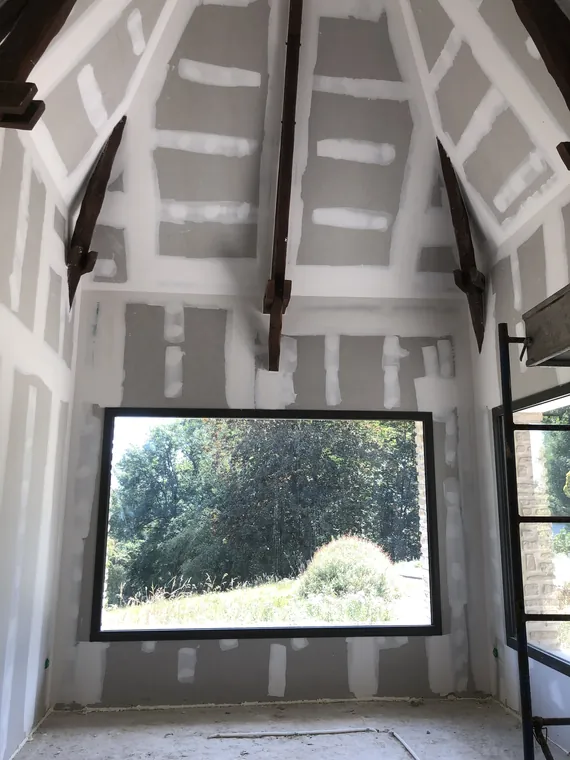 Grande baie, 2e passe d’enduit — chantier JOSEDO