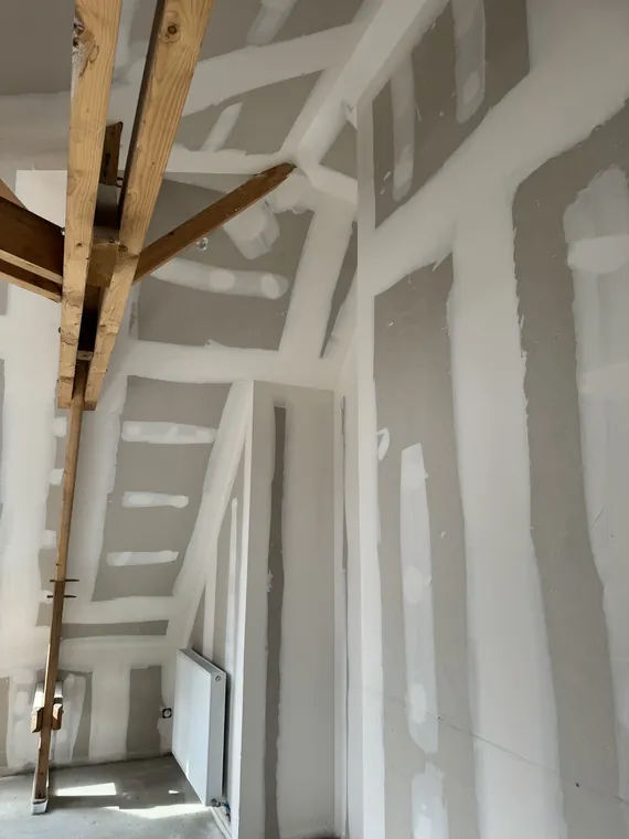 Sous rampant, 2e passe d’enduit — chantier JOSEDO