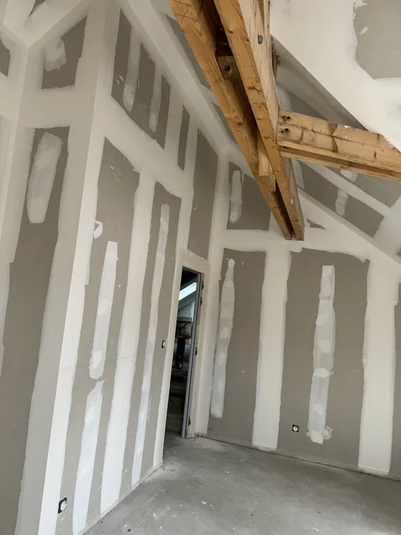 Sous poutre, 2e passe d’enduit — chantier JOSEDO