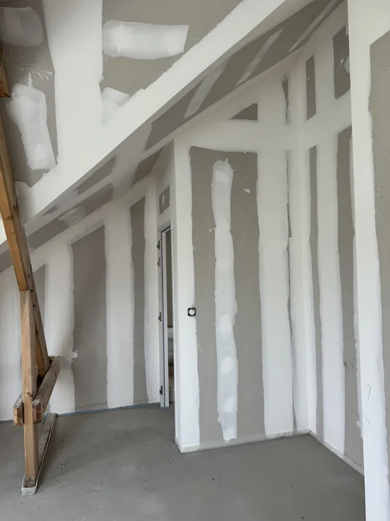 Cloisons, 2e passe d’enduit — chantier JOSEDO