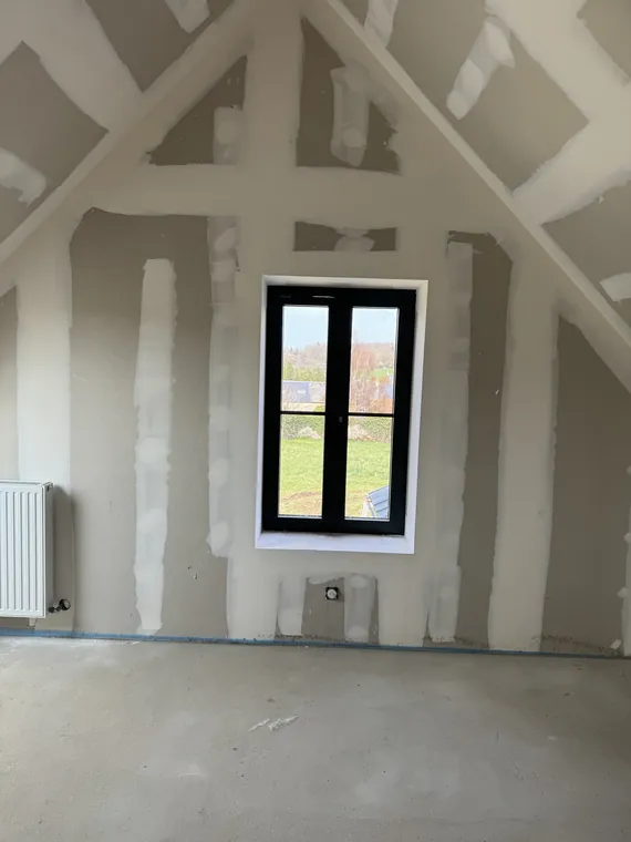Fenêtre, 2e passe d’enduit — chantier JOSEDO
