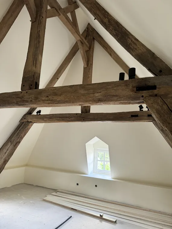 Combles, après peinture — chantier JOSEDO